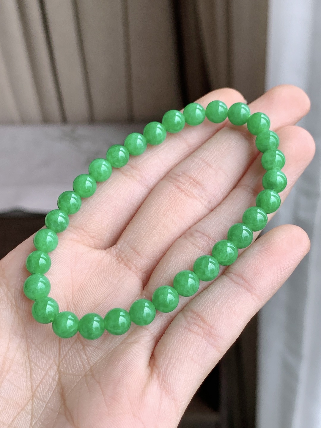珠子冰阳绿手串满绿圆珠子手串,说明缅料性比高满色,尺寸6.2mm,重量12.4克