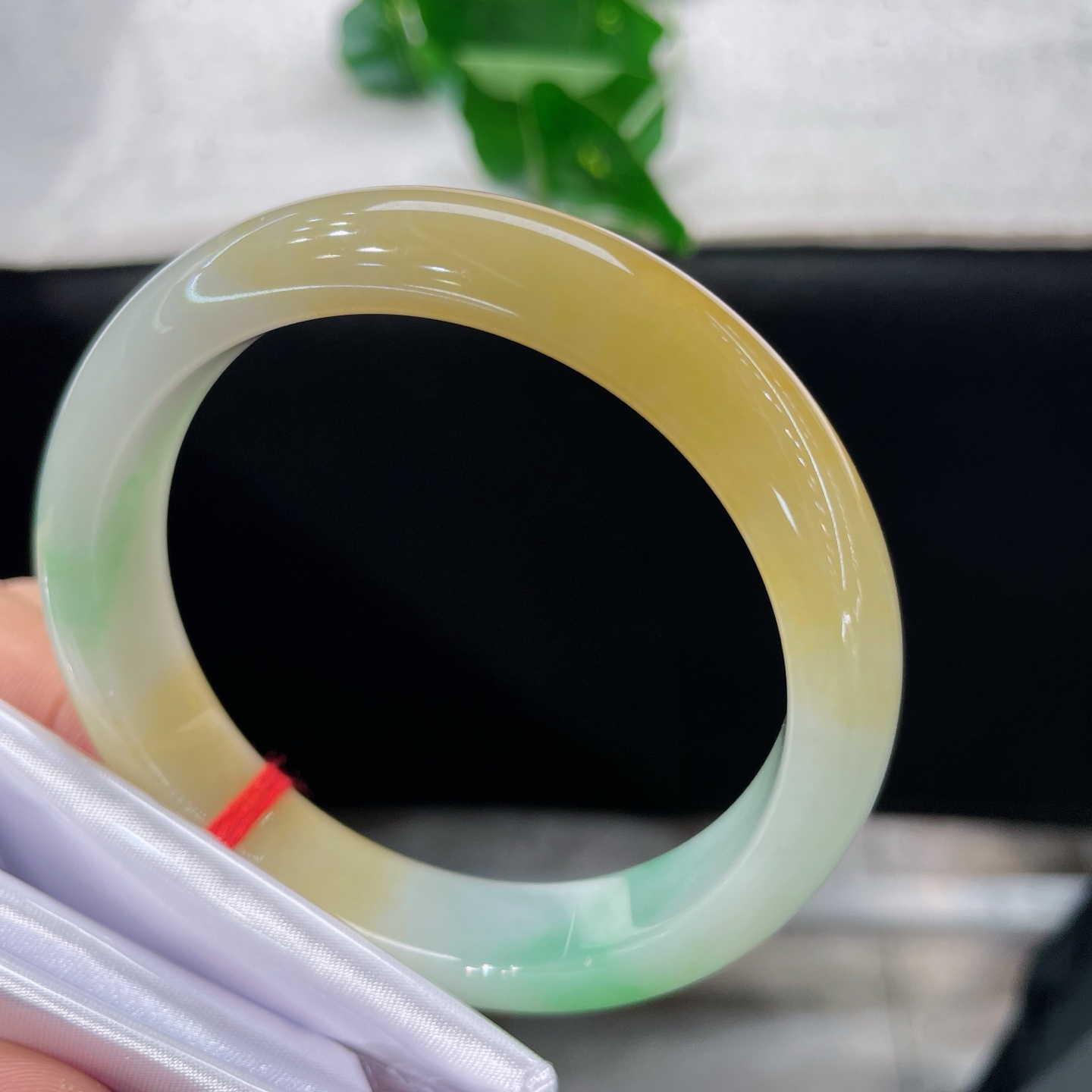 天然翡翠手镯 圈口57.8/12.3/7.9，三彩正圈，57/58可戴，黄翠同栖玉，风华聚一环。腕间藏日月，三色染清欢。无裂。