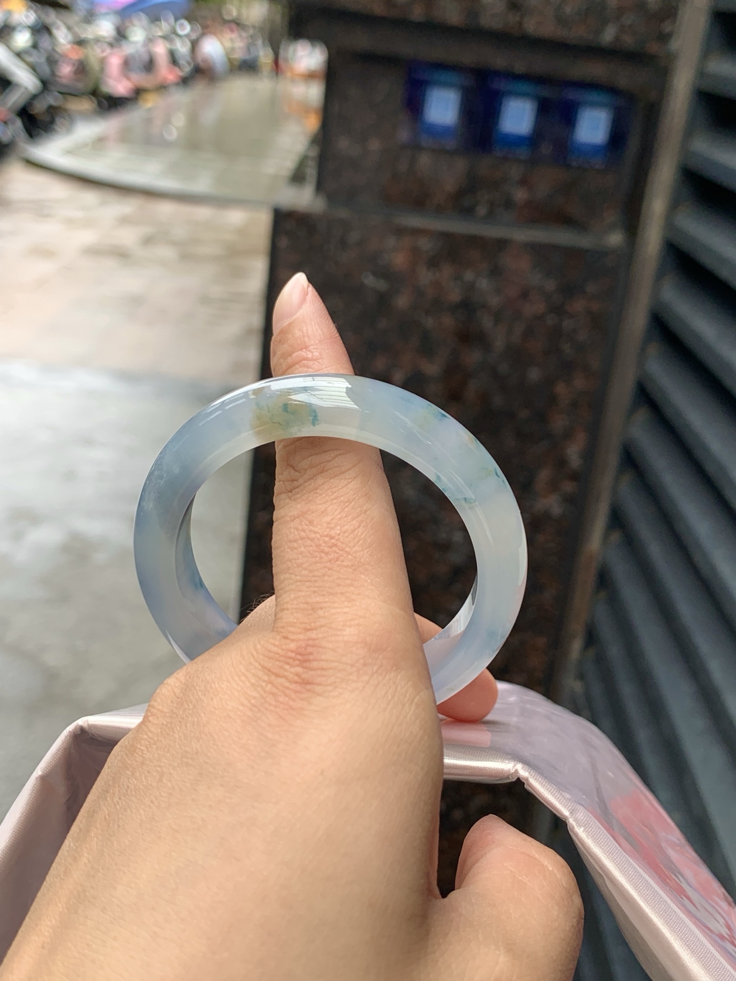 莫奈正圈,打灯纹裂，底妆冰润细腻，浓郁满色紫霞仙子，仿佛莫奈笔下的鸢尾花丛一同盛放，一脚踏入春天的感觉，见光不失色。