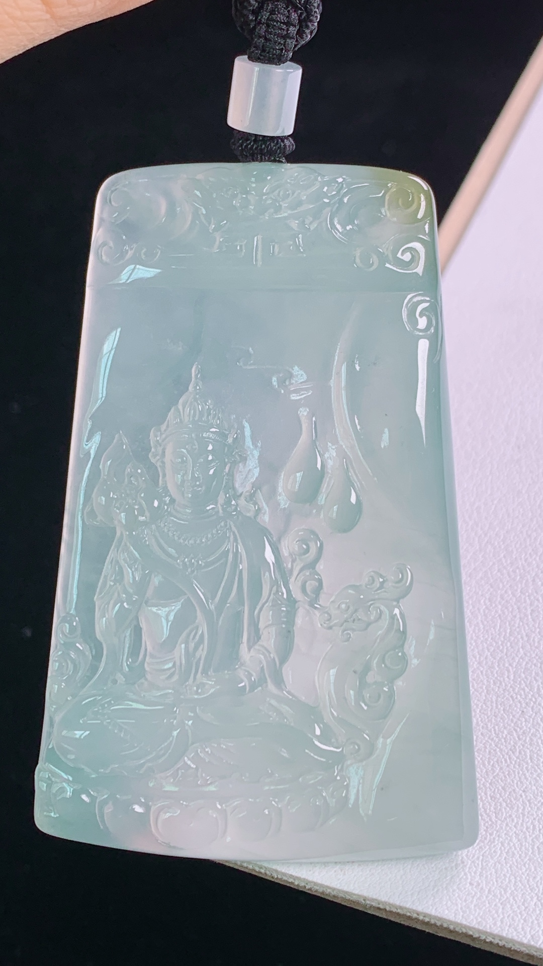 冰黄大势至观音，水润细腻，雕工精湛，无裂，尺寸:68.6-43.9-6.0mm