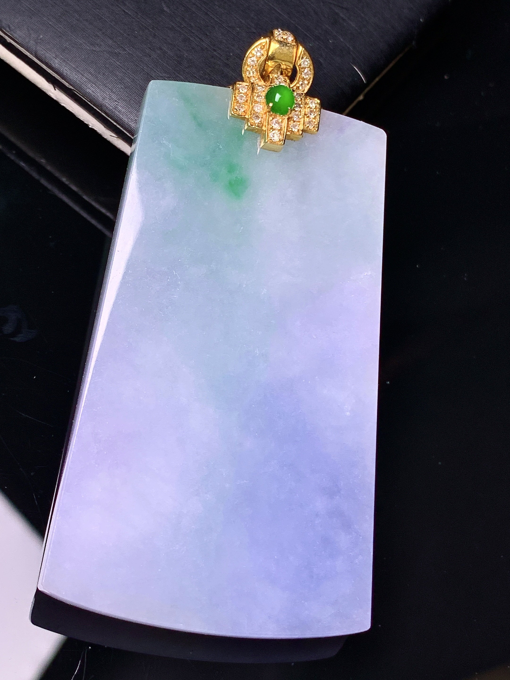 18k金钻镶嵌飘绿无事牌吊坠 玉质细腻 色泽艳丽清新 水润亮眼 整体尺寸68.8*32*6 b1