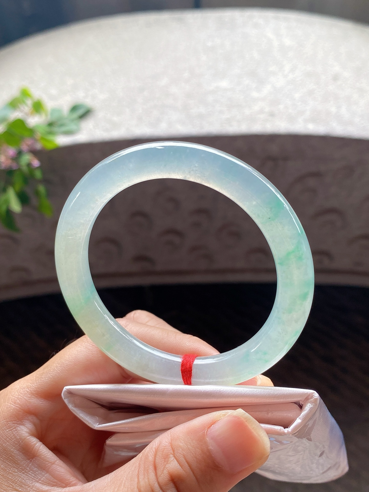 圈口54.6-8.8-9.4     【冰黄飘绿花圆条手镯】圈口54   55可戴  质地细腻   种水好