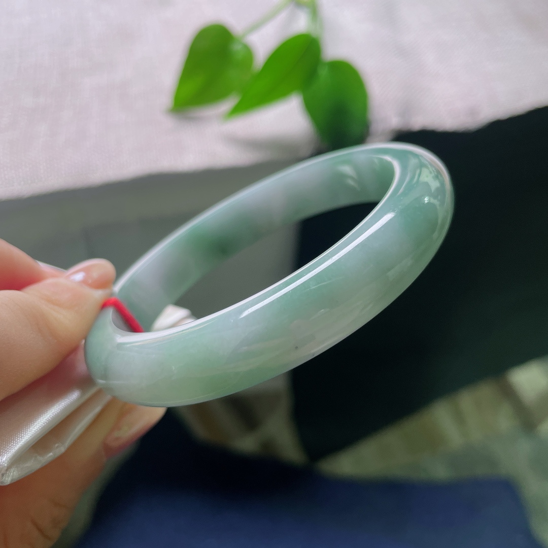 油青正圈，皮纹，色调沉稳内敛，玉质温润，低调耐看，自带成熟大气的韵味。ss57782a
