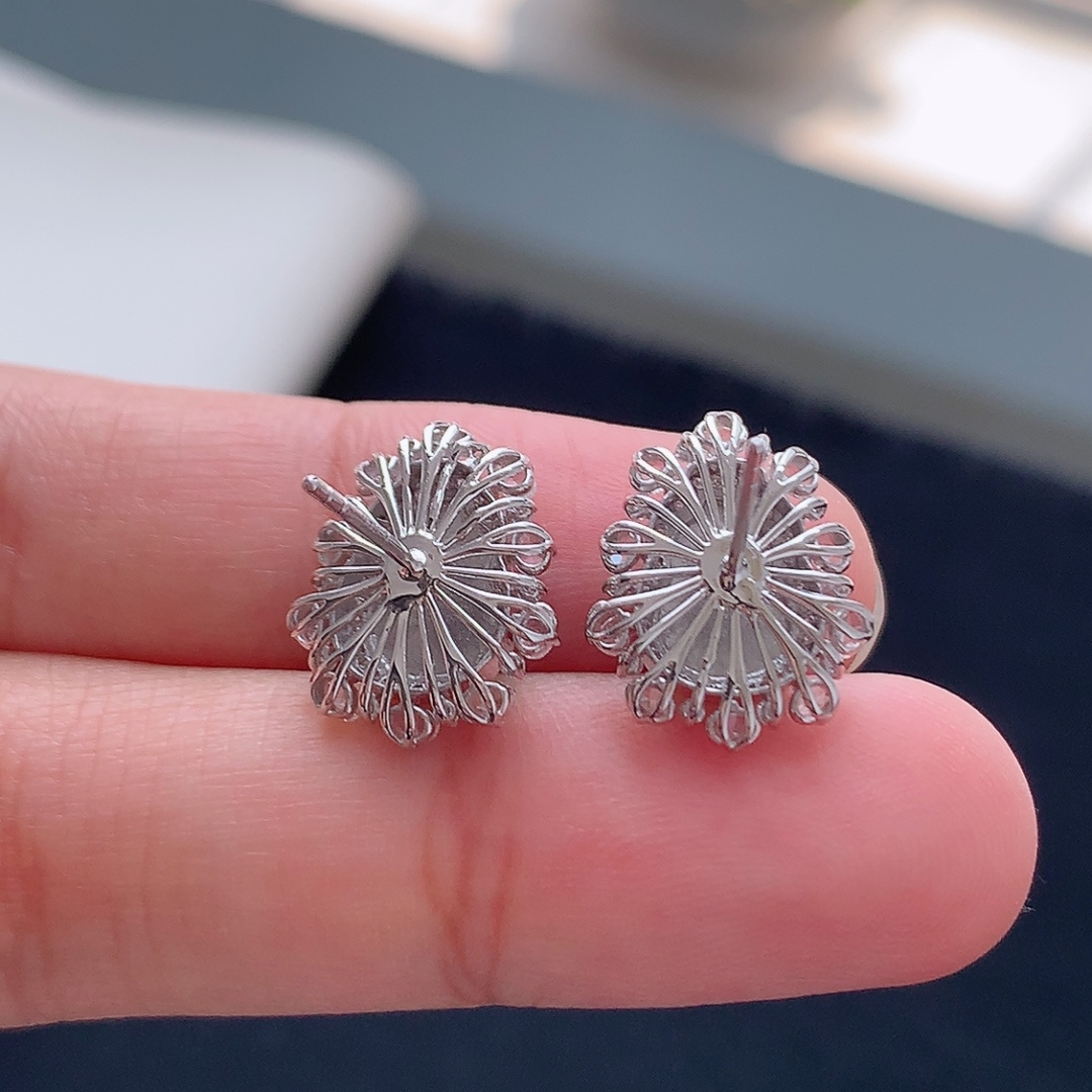 冰阳绿葫芦耳钉 色系温婉，饱满圆润，佩戴精致时尚 货号43904，8.9-6.8-2.3
