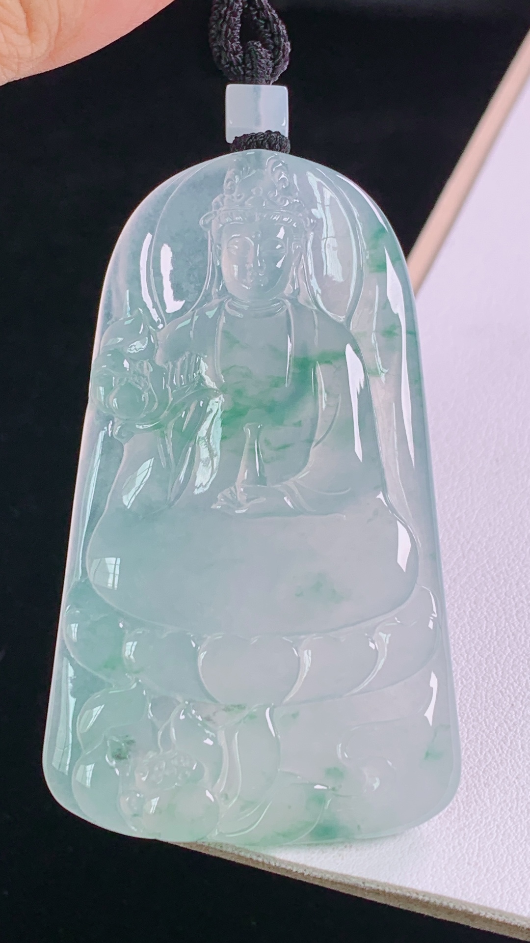 冰飘花大势至观音，无裂，尺寸:68.5-41.4-5.6mm