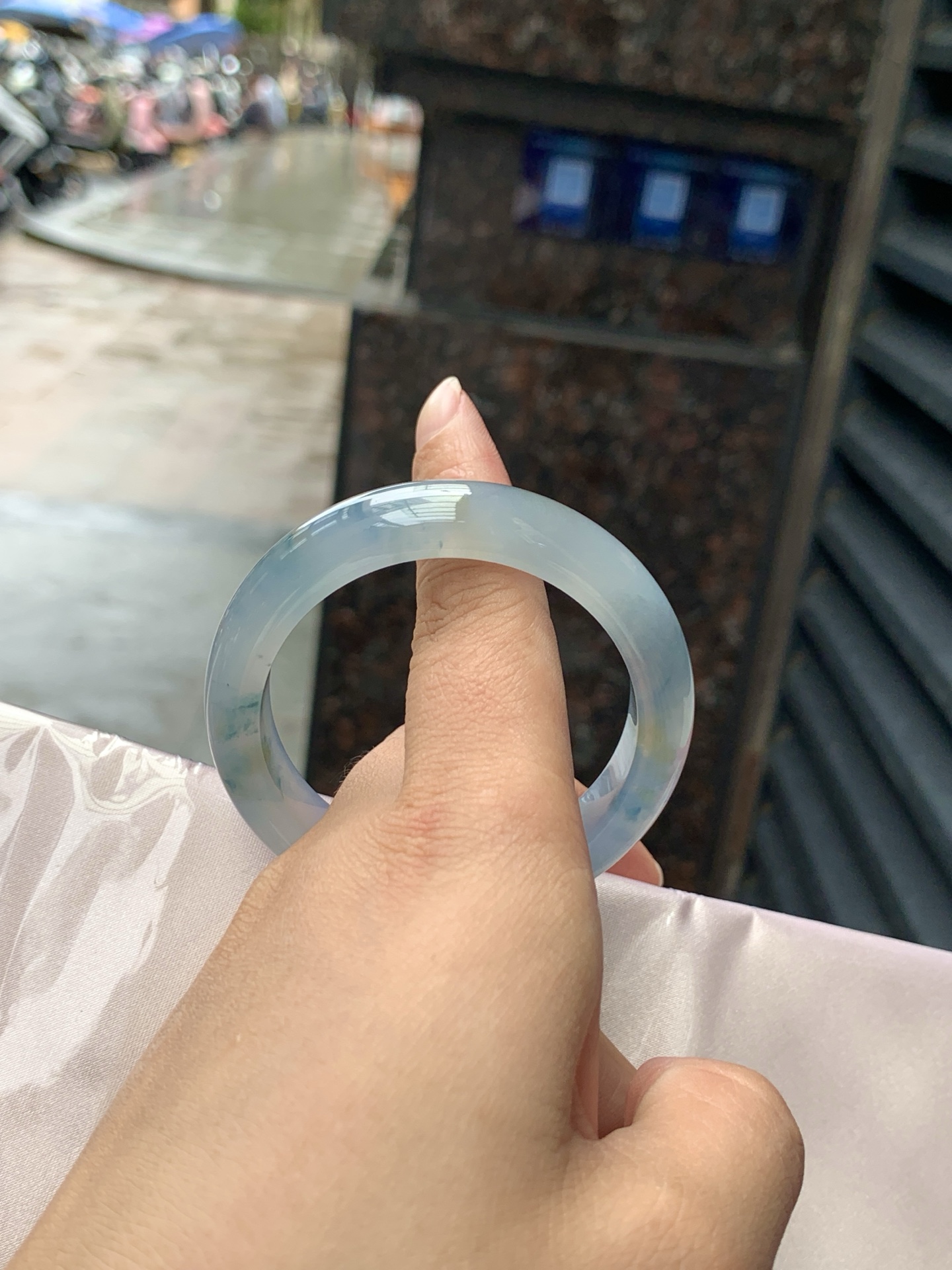 莫奈正圈,打灯纹裂，底妆冰润细腻，浓郁满色紫霞仙子，仿佛莫奈笔下的鸢尾花丛一同盛放，一脚踏入春天的感觉，见光不失色。
