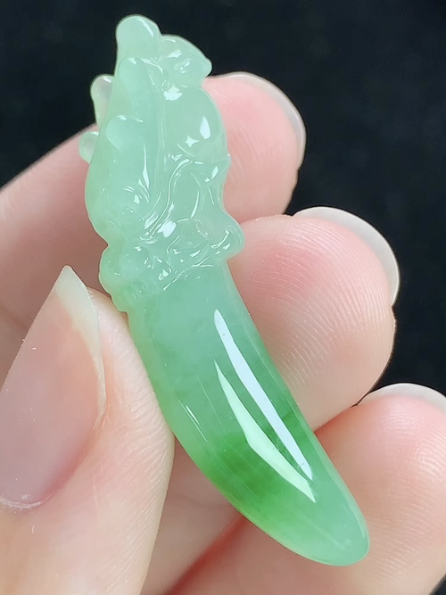 飘绿龙牙，无裂，尺寸38.3-9.8-5.7mm，j06jxg