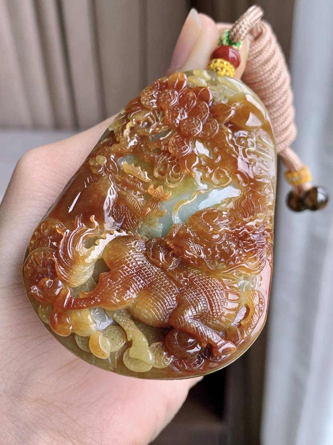 冰黄翡山水麒麟牌吊坠，蜜糖黄，翡黄浓郁，超厚，尺寸69-51.4-14，重量85.3克