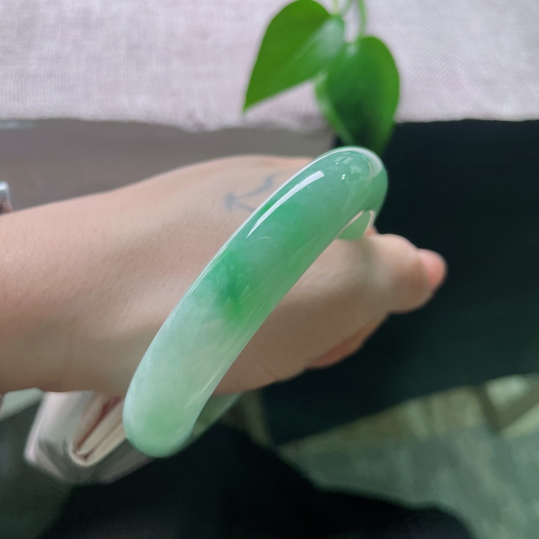 飘花正圈，一点石纹不影响，自带盈盈柔光，翠绿悠然散落，像春风吹过泛起涟漪的湖面，漾开点点盎然生机。ss57972a