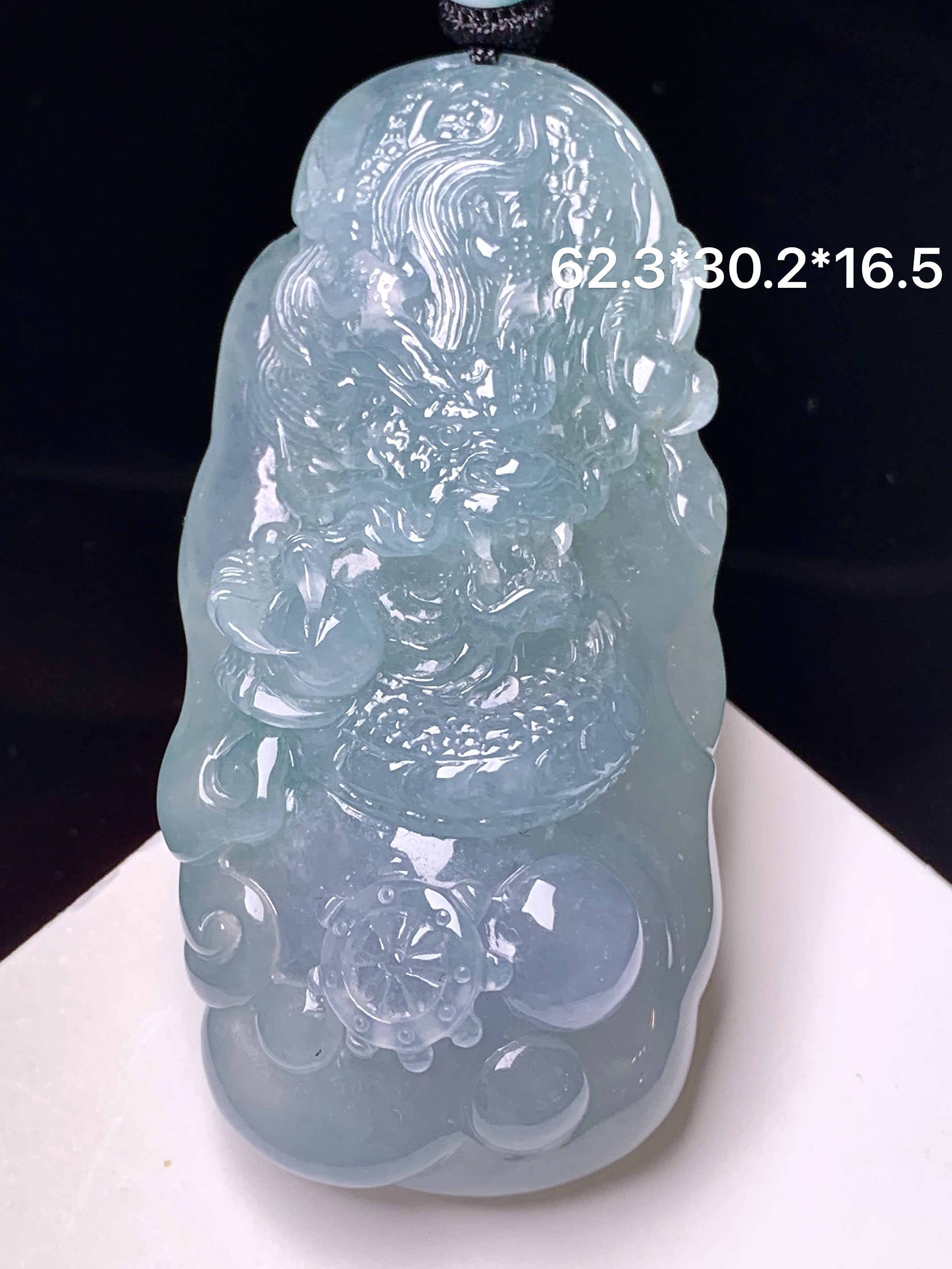 淡蓝冰龙吊坠 玉质细腻 色泽艳丽清新 水润亮眼 整体尺寸62.3*30.2*16.5 f1