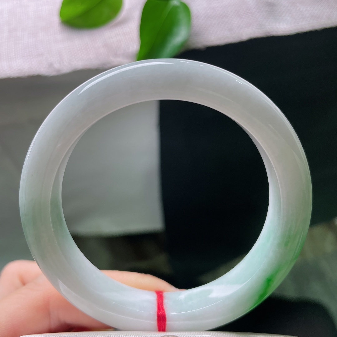 飘绿正圈，横纹，强烈和谐的色彩，清润白底沉静柔和，一抹辣绿热烈明媚，动静相融，是翡翠里经典耐看的国风款式。ss57977a