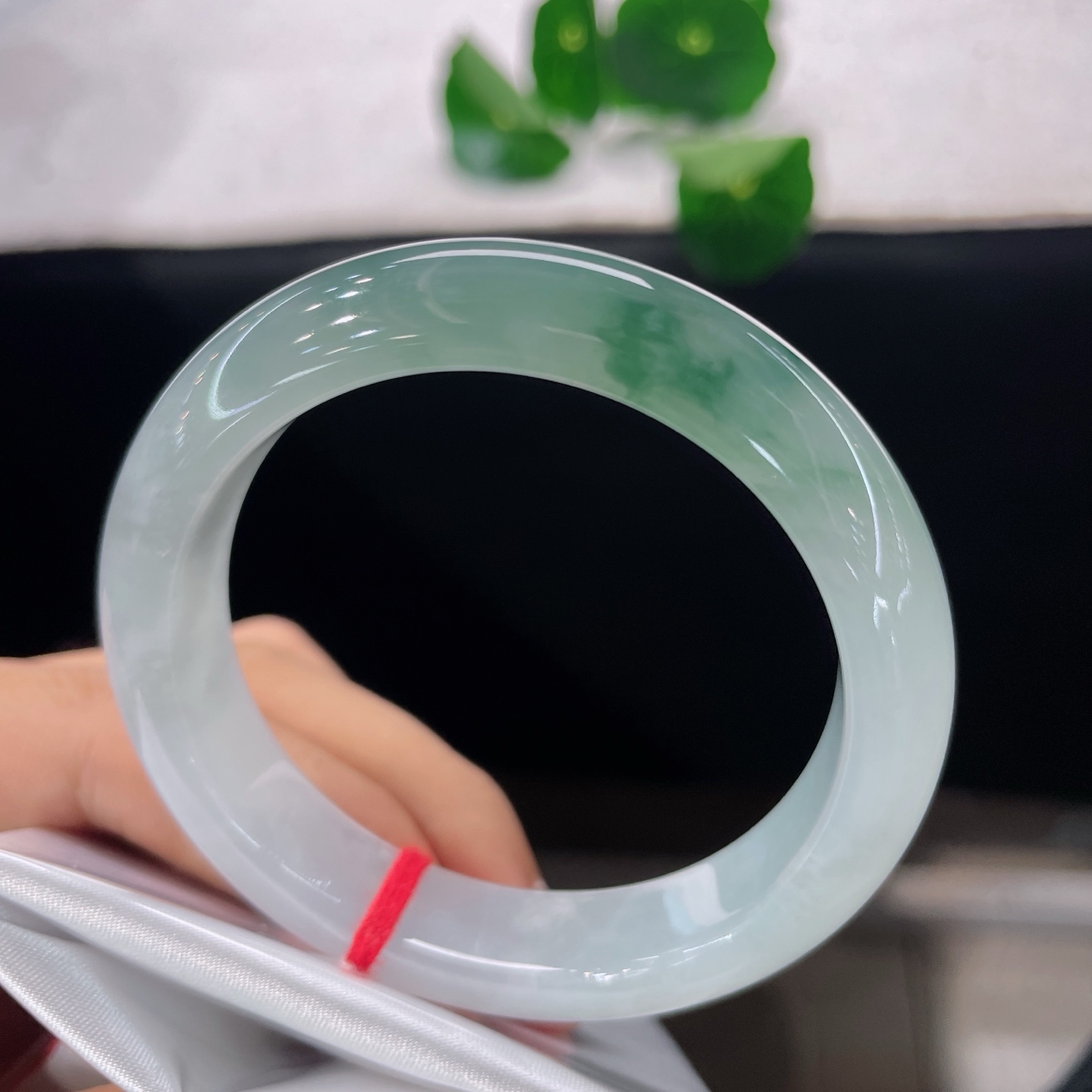 天然翡翠手镯 圈口53.8/12.8/8.5，飘花正圈，53/54可戴，仿若云涧浮翠，清润底色晕开一缕悠然飘绿，玉质细腻。无裂。