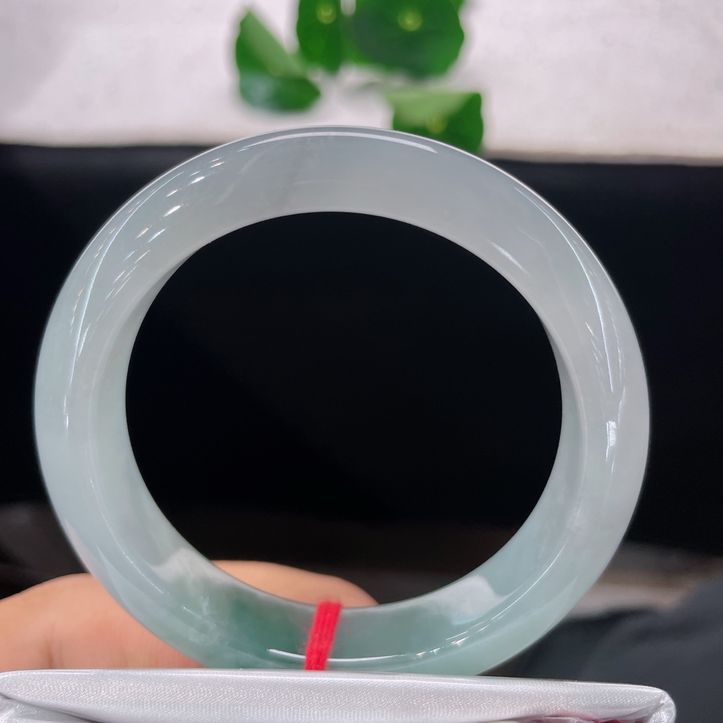 天然翡翠手镯 圈口53.8/12.8/8.5，飘花正圈，53/54可戴，仿若云涧浮翠，清润底色晕开一缕悠然飘绿，玉质细腻。无裂。