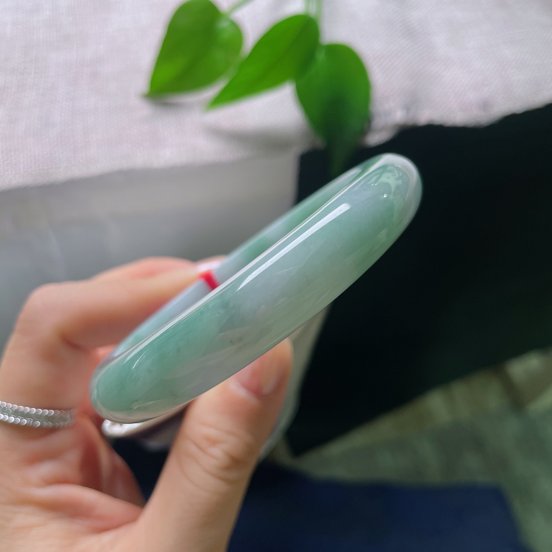 油青正圈，皮纹，色调沉稳内敛，玉质温润，低调耐看，自带成熟大气的韵味。ss57782a