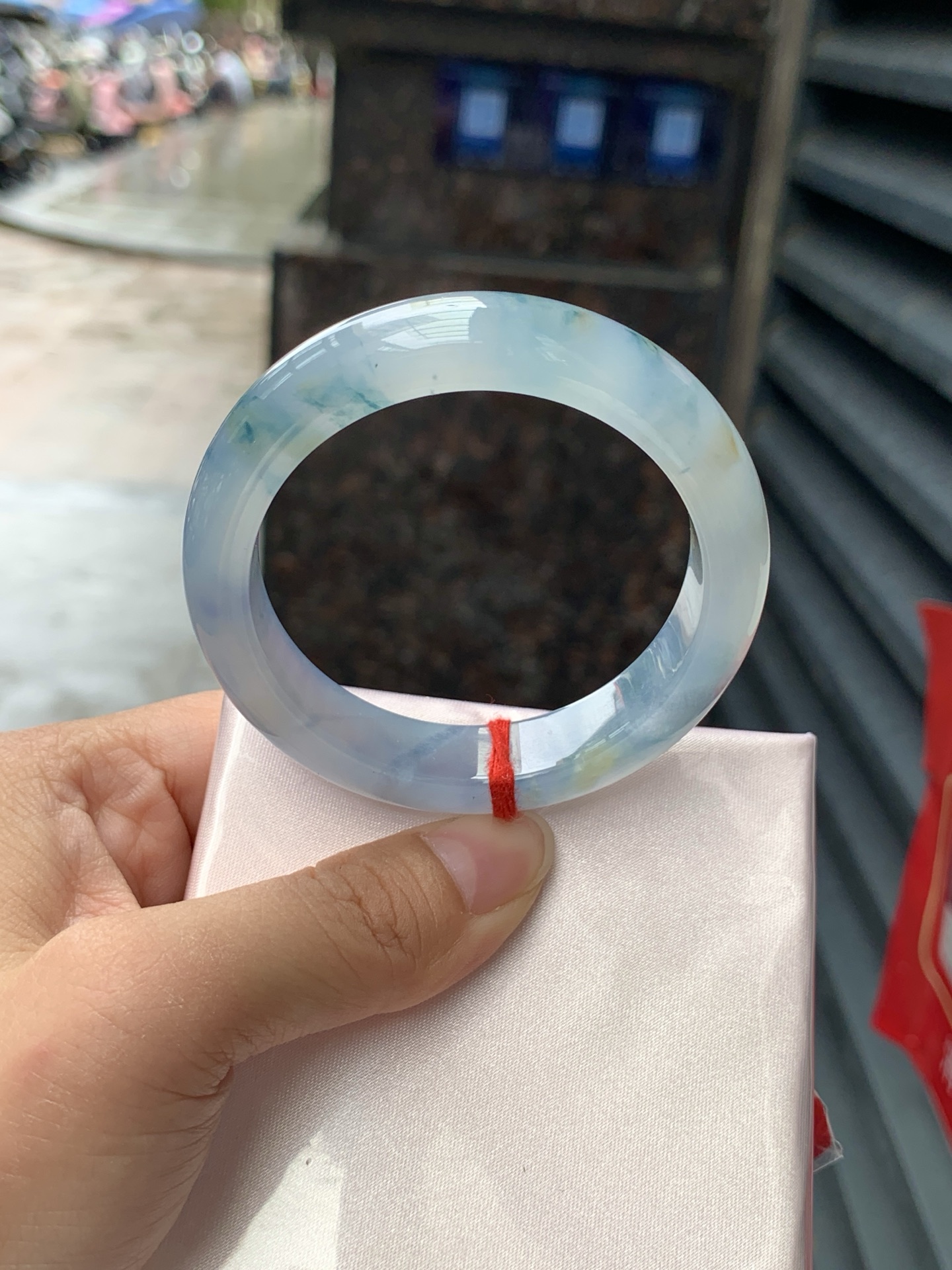 莫奈正圈,打灯纹裂，底妆冰润细腻，浓郁满色紫霞仙子，仿佛莫奈笔下的鸢尾花丛一同盛放，一脚踏入春天的感觉，见光不失色。