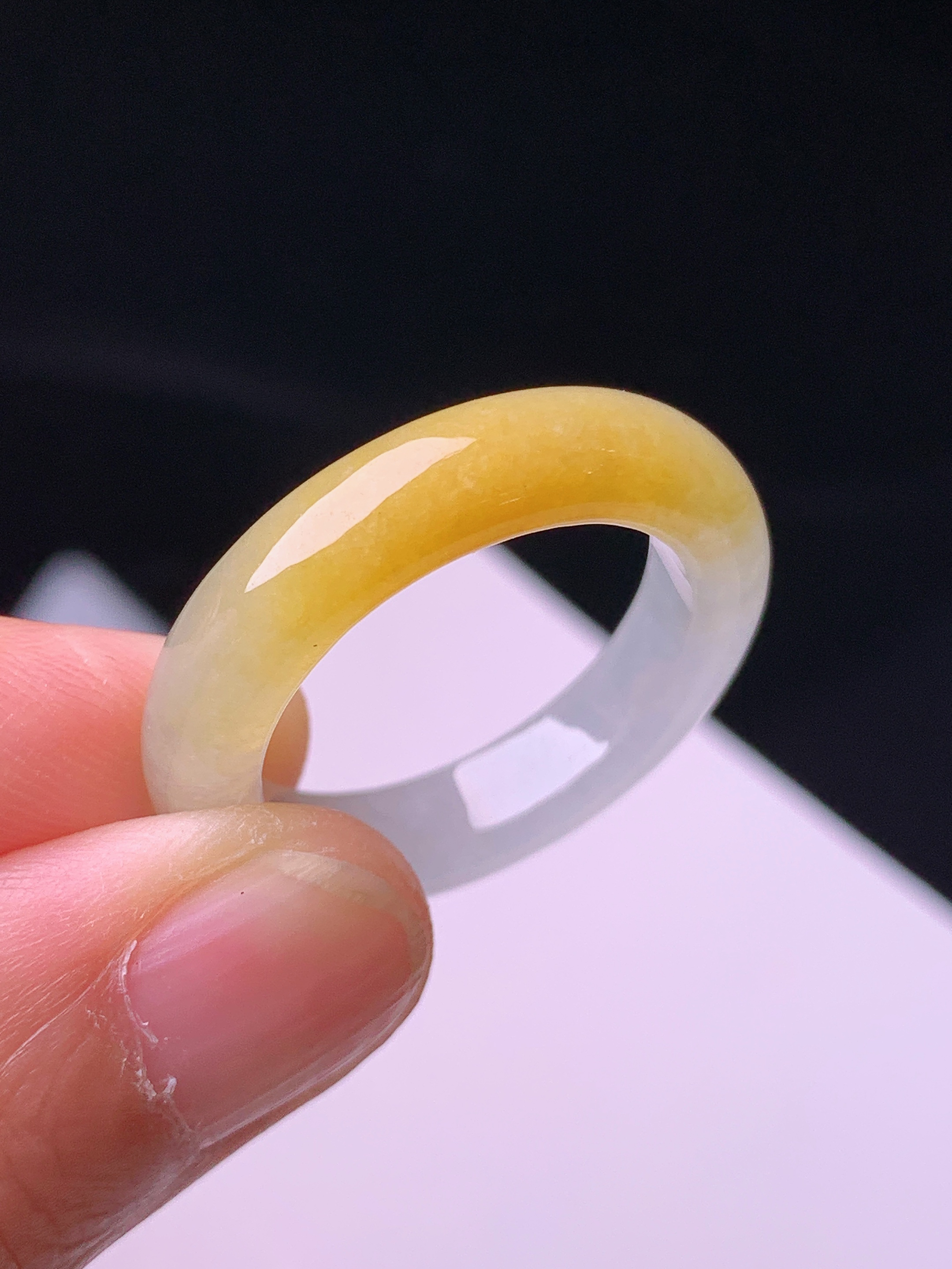 飘黄翡指环 玉质细腻 色泽艳丽清新 水润亮眼 圈口18 整体尺寸26*5*4 w1