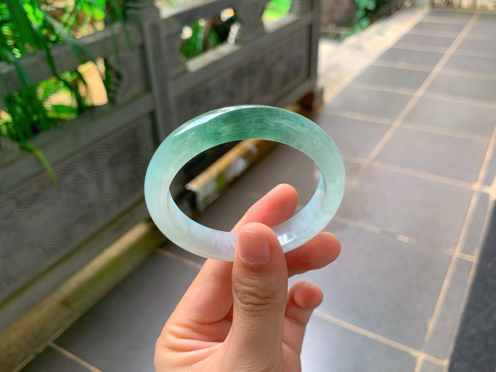 ｜55圈口
半山半水飘花平安镯
浓绿飘花随性流淌，意境唯美，翠影浮生
