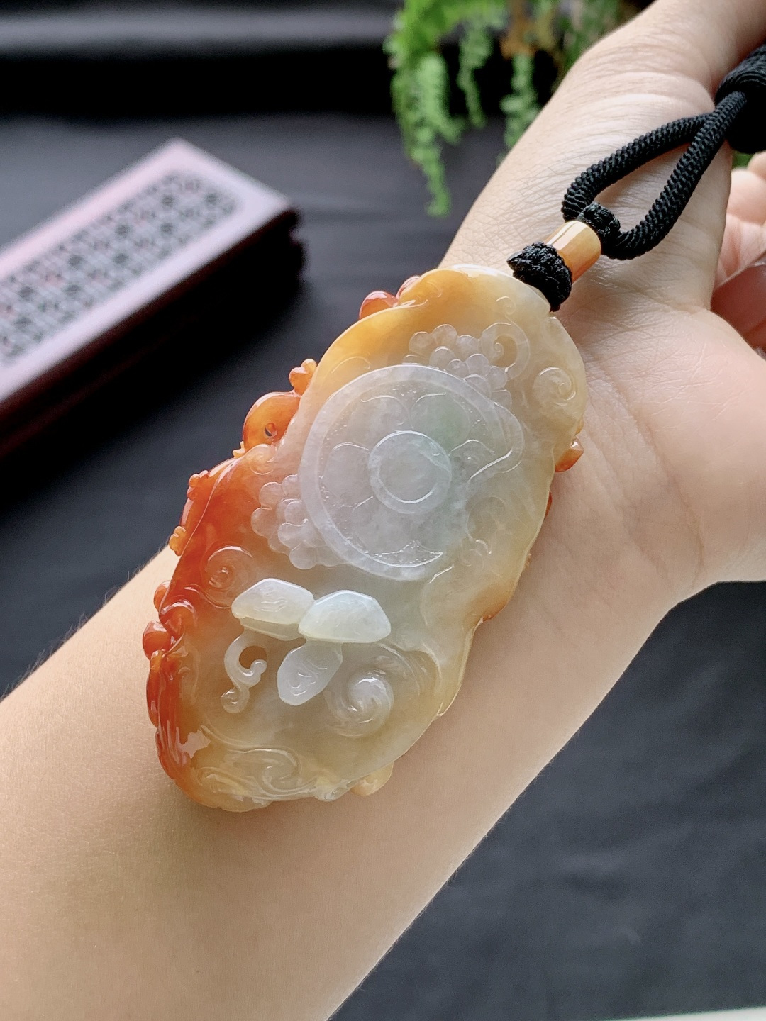 冰飘黄翡大势至菩萨牌吊坠，持莲观音牌，飘红翡，超厚