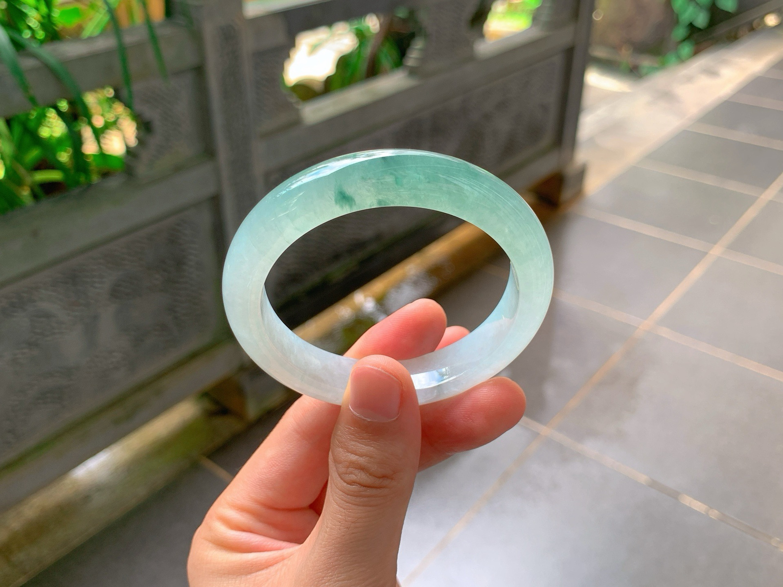 ｜56圈口
半山半水飘绿花平安镯
冰透水灵，清润底色晕染灵动绿花，清新脱俗