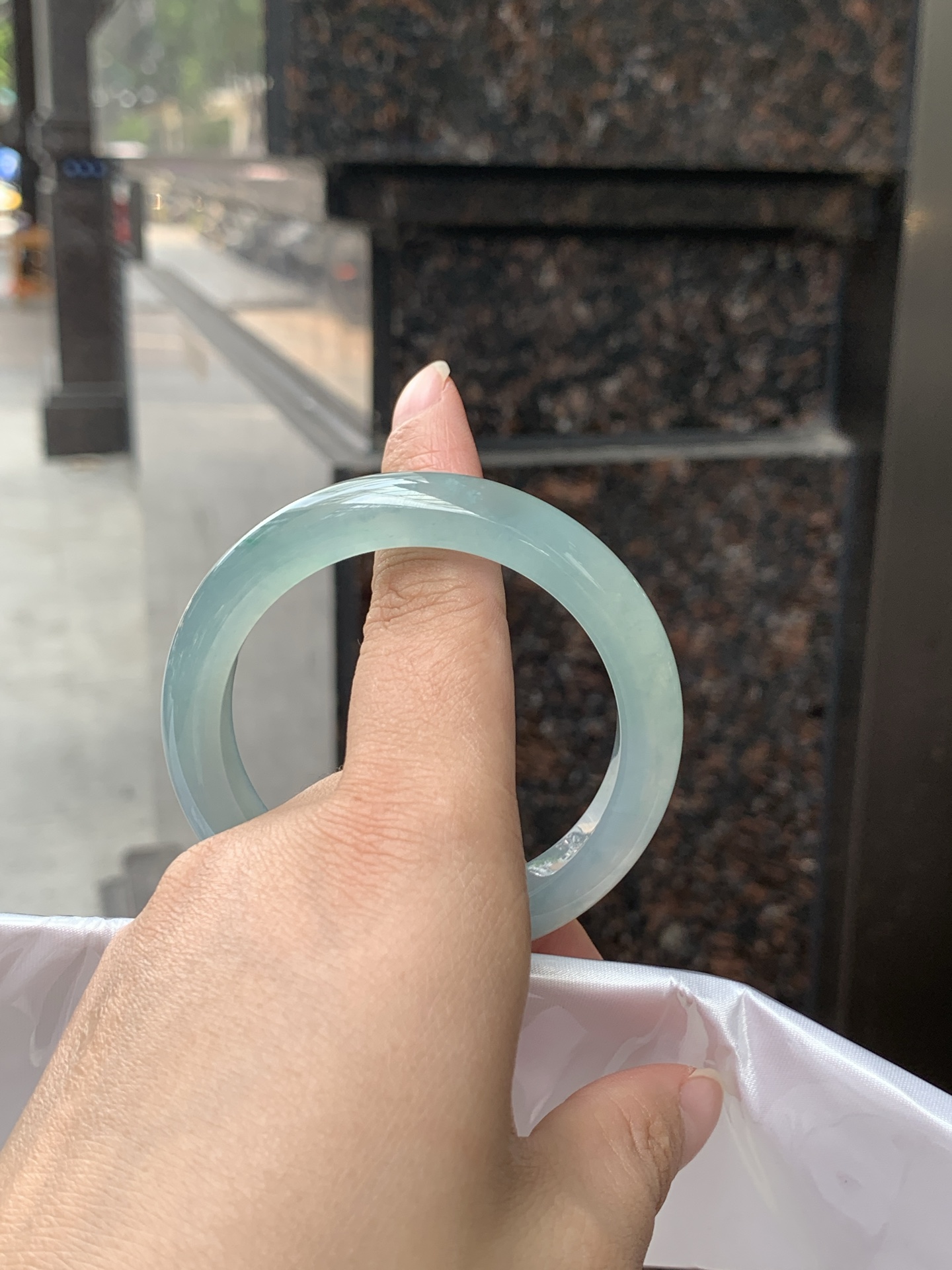 冰绿正圈,打灯纹裂，晴水底色清透如月光，几抹甜绿飘色灵动飘逸，像春日林间的溪水，清润又治愈。