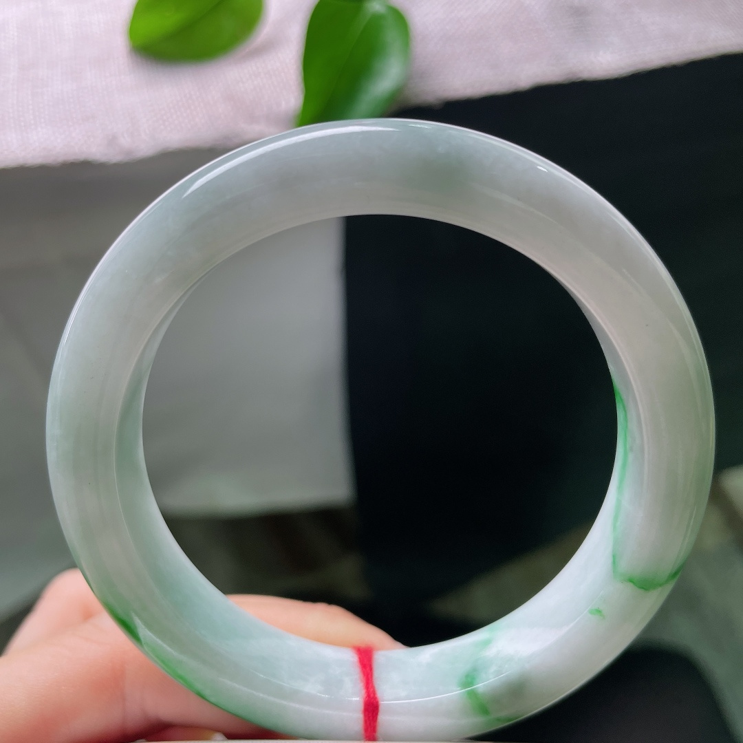 57.1/11.6/9.3，飘绿正圈，有纹，质地素净，翠色浓烈夺目，千万年的地质造化，造就这独一份的色彩，每一处色泽都是自然的馈赠。ss57983a