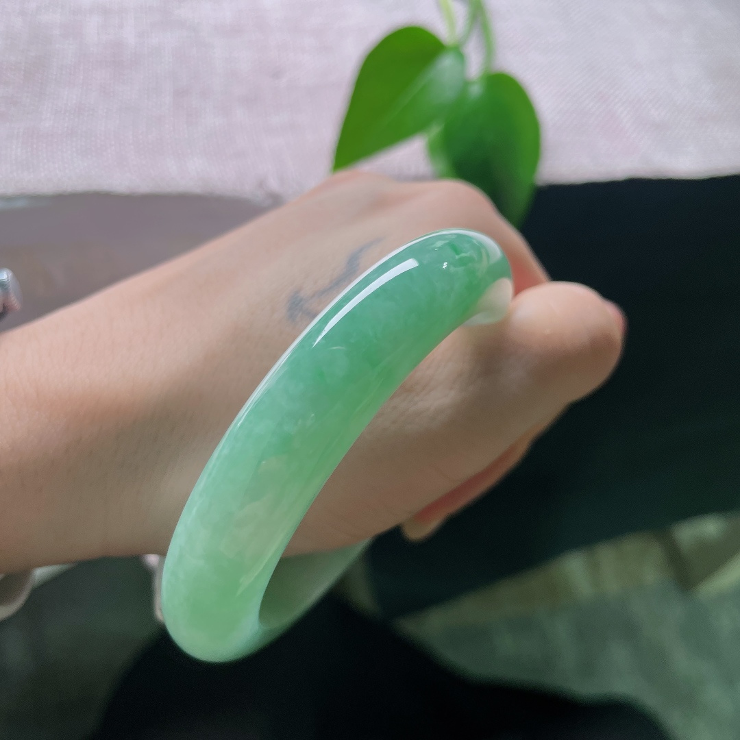 56.3/12.6/9.1，绿底正圈，无裂，将一湖春日翠意封存于玉圈，不求瞬间的惊艳，愿这份清雅温润，朝夕依偎腕间，ss57975a