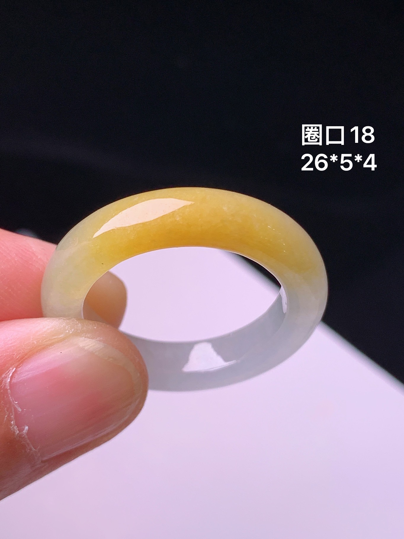 飘黄翡指环 玉质细腻 色泽艳丽清新 水润亮眼 圈口18 整体尺寸26*5*4 w1
