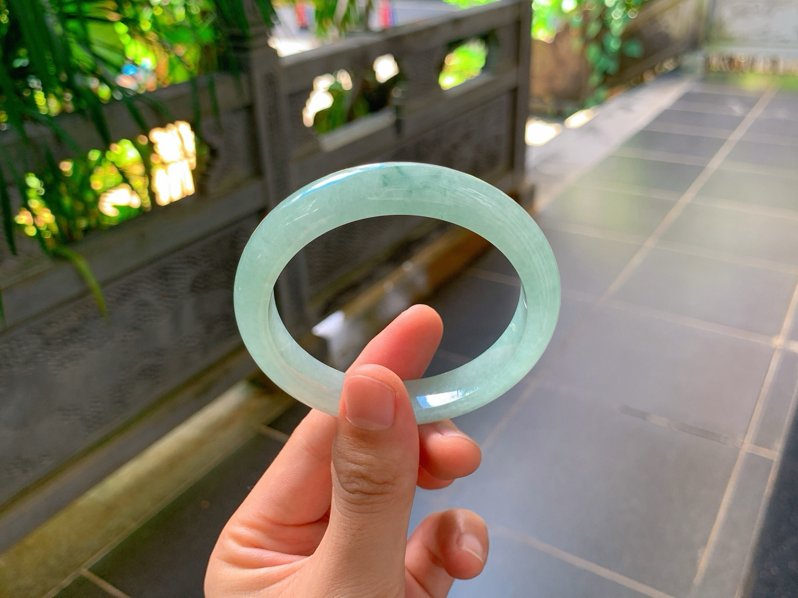 ｜57圈口
晴底飘花平安镯
整体清浅湖绿色，色调柔和均匀，翠色柔和，仙气十足