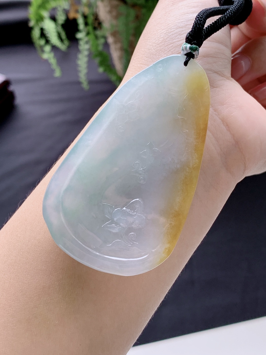 冰飘黄翡大势至菩萨牌持莲观音牌吊坠,缅料,性比高,飘绿,飘花,超厚,尺寸60.2-42-10.7,重量47.6克