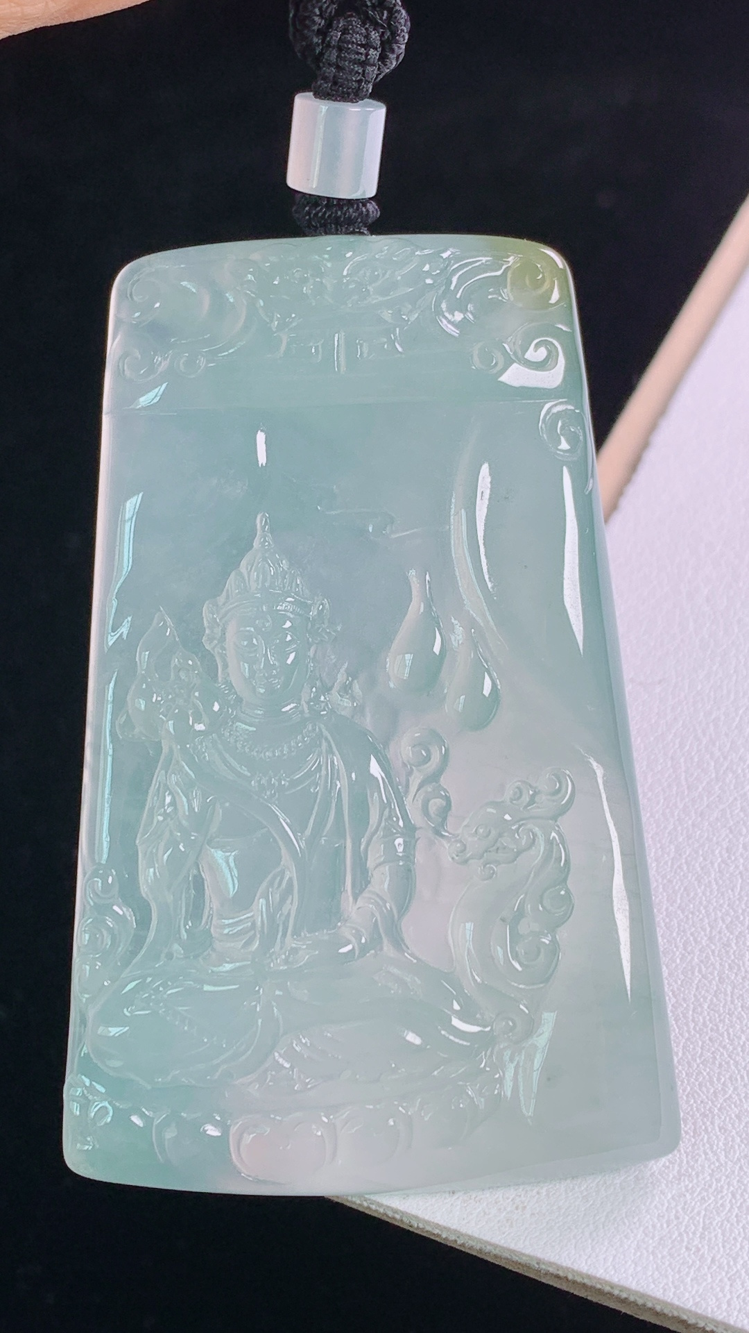 冰黄大势至观音，水润细腻，雕工精湛，无裂，尺寸:68.6-43.9-6.0mm