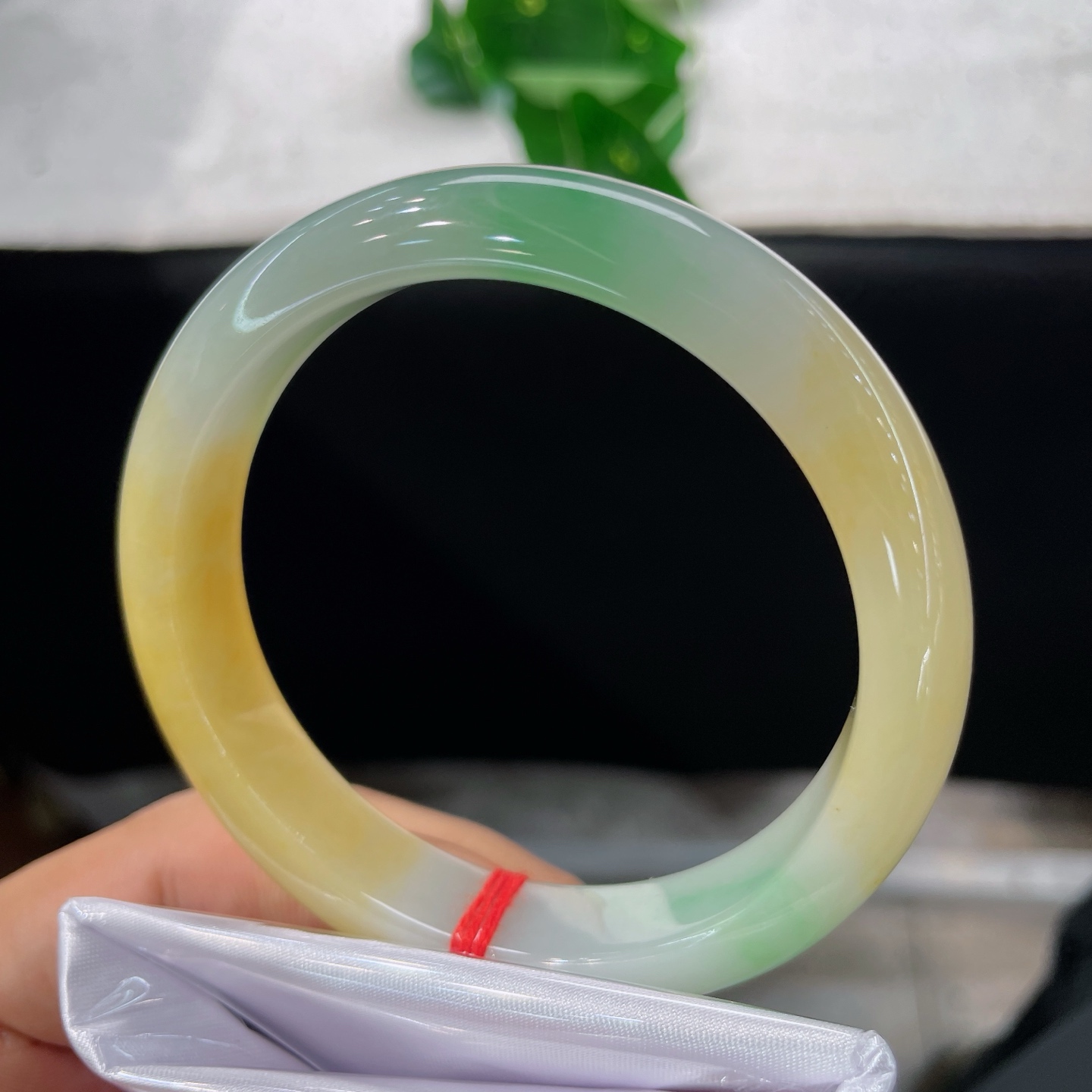 天然翡翠手镯 圈口57.8/12.3/7.9，三彩正圈，57/58可戴，黄翠同栖玉，风华聚一环。腕间藏日月，三色染清欢。无裂。