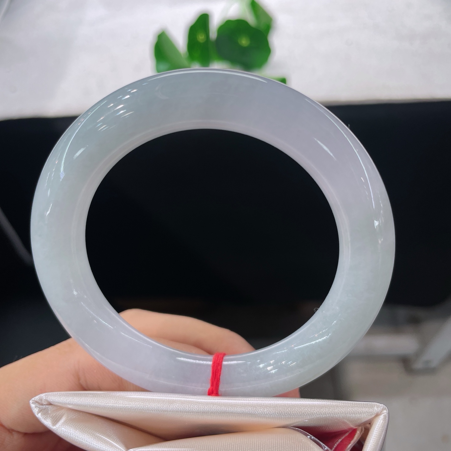天然翡翠手镯 圈口56.7/11.2，细糯胖圆条，56/57/可戴，玉质细腻莹润，淡淡的柔光缓缓流转
