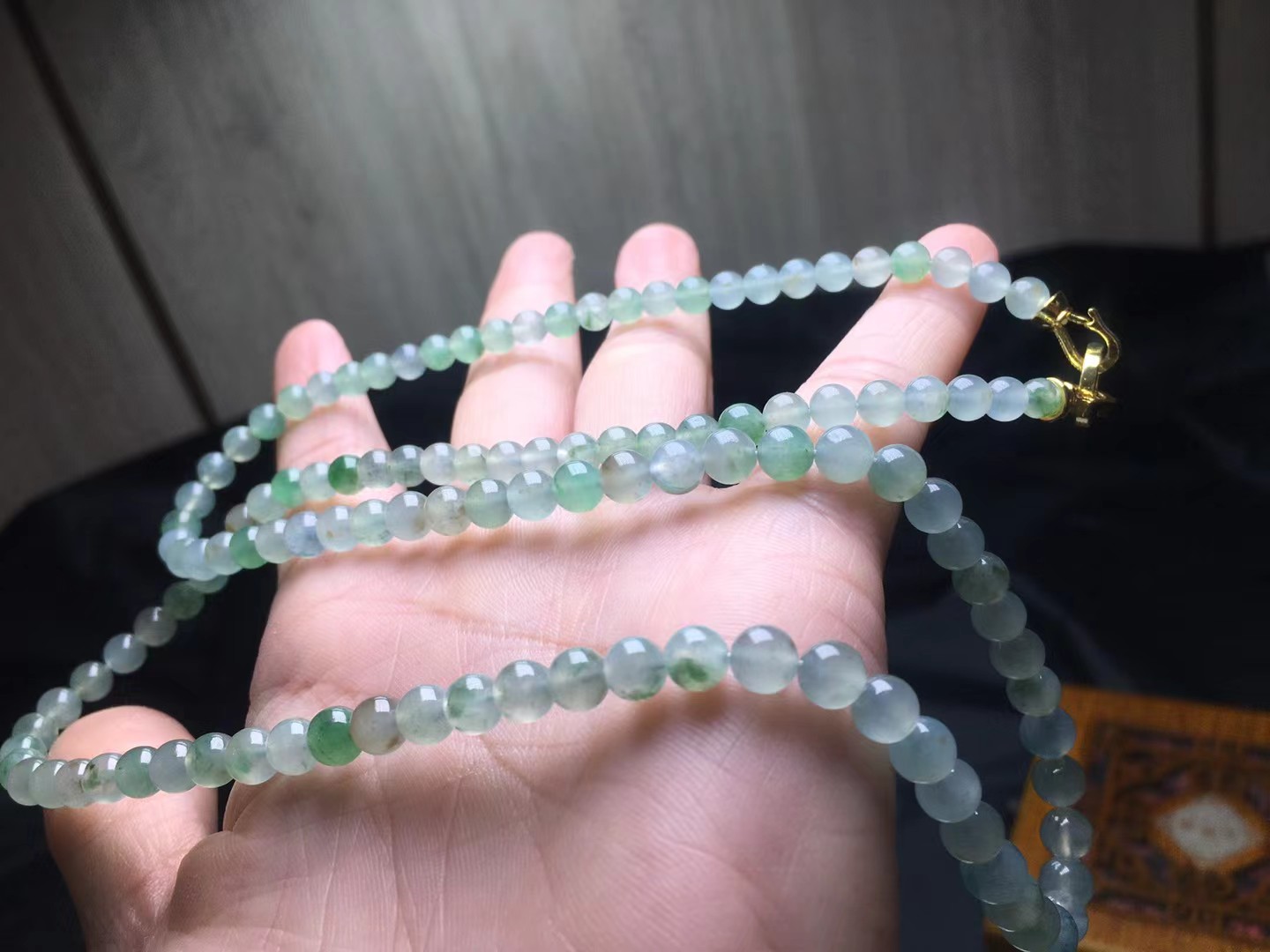 飘花珠链，卡6.2～4.9mm，118颗，种好，玉质细腻，透水润，均匀，颗颗精选