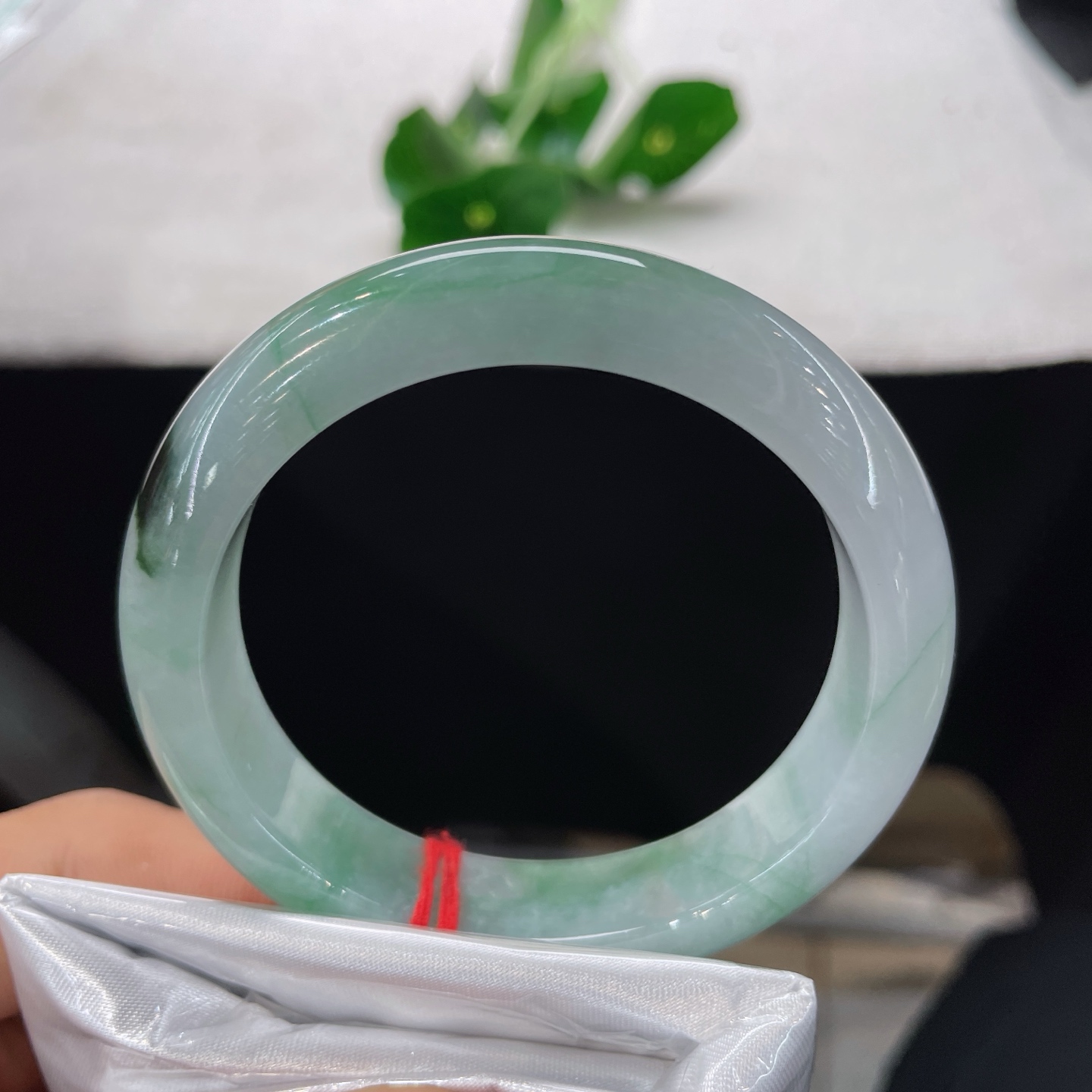 天然翡翠手镯 圈口56.2/13.2/8.9，飘绿正圈，56/57可戴，仿若烟岚浮于冰湖，墨翠晕染如远山黛色。无裂。