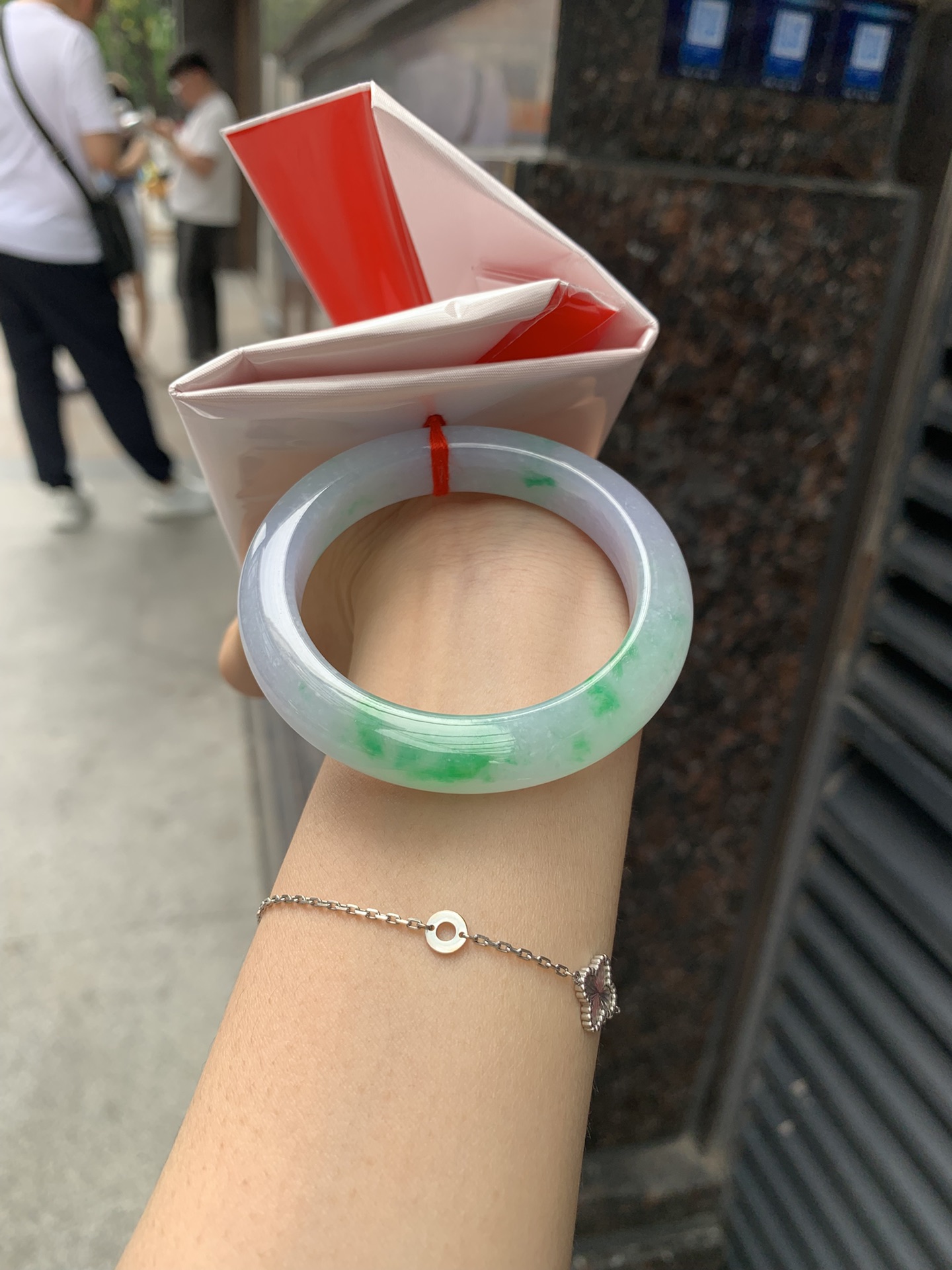 春彩阳绿正圈,打灯多处纹需要包容，底妆细腻，阳绿花色碰上梦幻般的春，像是融化了的春天，所有的美好交织在一起，让人心生宁静而淡淡的欢喜