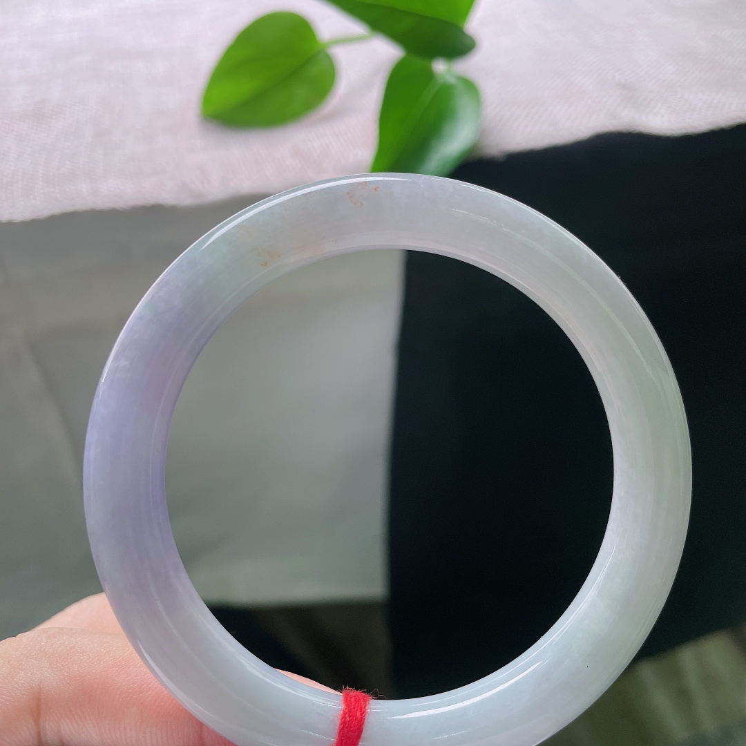 56.8/9.8，圆条，晶体，洒金，一段柔润的紫调悠然晕染于镯身，如烟霞漫过腕间，朦胧梦幻，满是春日浪漫气息。ss57948a