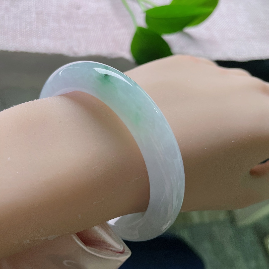 春彩正圈，一点皮纹，柔光内敛，浅紫如暮春薄雾悠悠漫开，点点翠色散落镯身，色调柔和不张扬。ss58364a