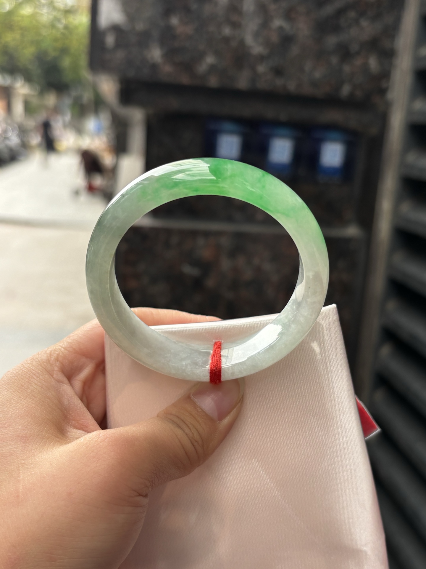冰绿乌鸡正圈,内圈纹裂微扣,乌鸡如墨色山水晕染几抹阳绿鲜活灵动，自带东方禅意。