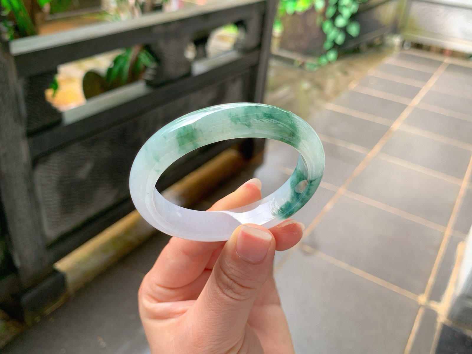 ｜52圈口
飘花贵妃镯
浓艳绿花恣意晕染，翠染云烟，灵气十足