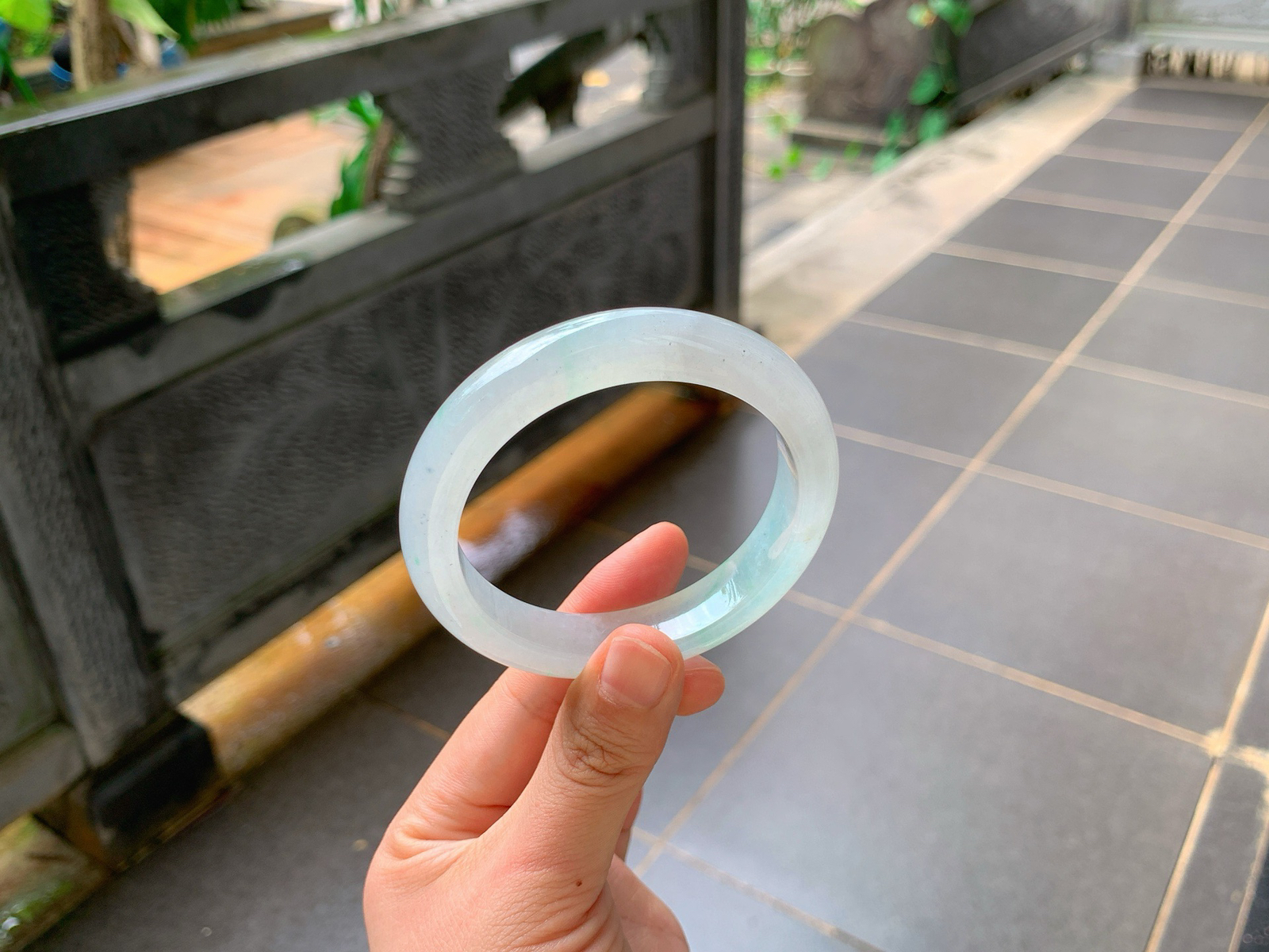 🪻｜56圈口
冰底飘绿丝翡翠手镯
种水通透起胶，底子干净清爽
丝丝绿韵灵动点缀，清雅耐看不挑肤色大