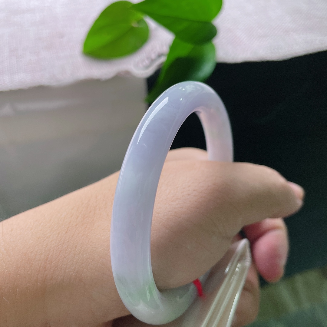 春彩正圈手镯，以淡雅的紫罗兰底色为主，镯身零星晕染淡淡的浅绿，紫绿相互交融，气质温婉柔和。ss57876a