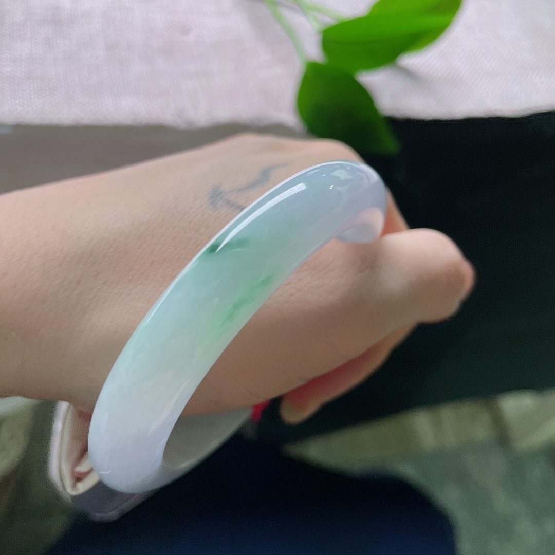 春彩正圈，一点皮纹，柔光内敛，浅紫如暮春薄雾悠悠漫开，点点翠色散落镯身，色调柔和不张扬。ss58364a