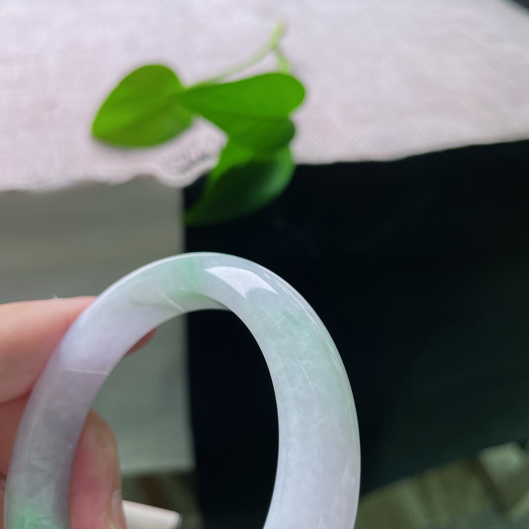 52.9/11.2/8.7，飘绿正圈，一点皮纹，色调清雅耐看，衬肤显气质，适配多种穿搭风格。ss58385a