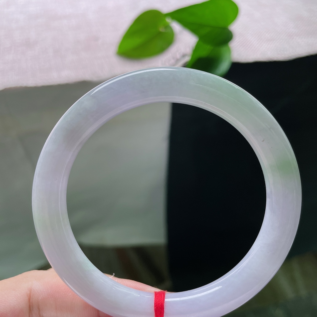 春彩正圈手镯，以淡雅的紫罗兰底色为主，镯身零星晕染淡淡的浅绿，紫绿相互交融，气质温婉柔和。ss578