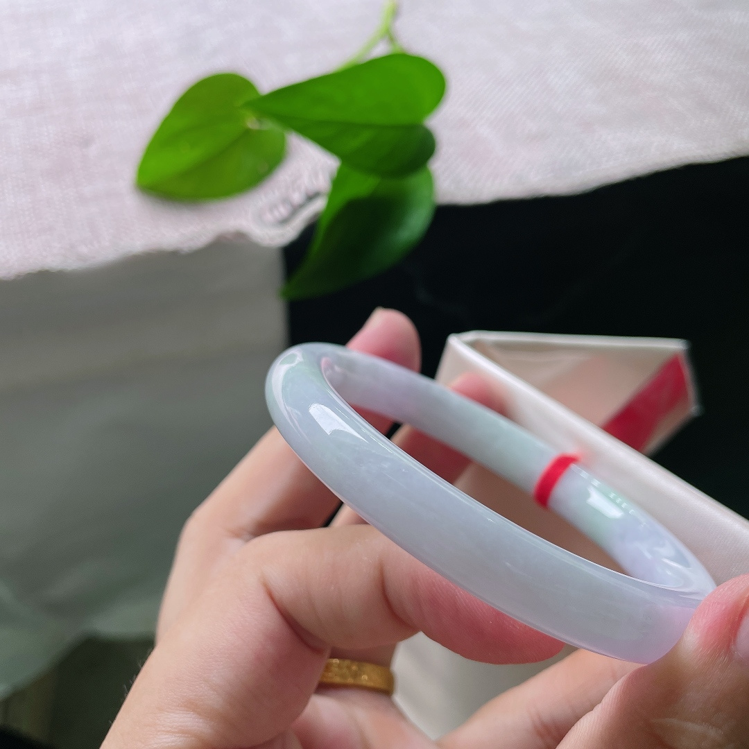 春彩正圈手镯，以淡雅的紫罗兰底色为主，镯身零星晕染淡淡的浅绿，紫绿相互交融，气质温婉柔和。ss57876a