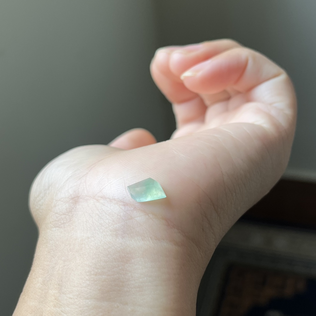 冰绿随形裸石戒面，种水好，冰透无裂，尺寸11.2×6.2×4.1，代镶嵌，参考图9，超值