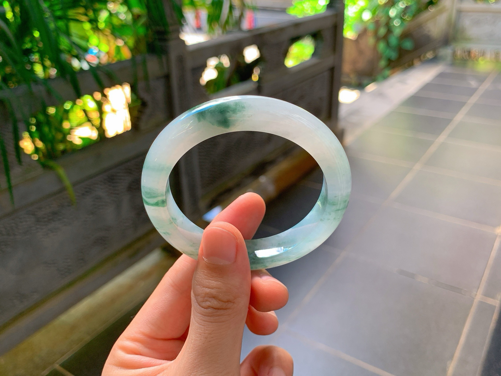｜55圈口
飘花平安镯
白底衬着鲜活绿花，飘花灵动写意，意境十足