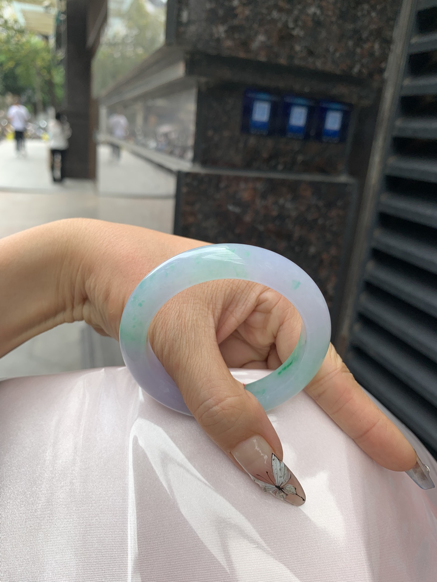 春彩阳绿正圈,打灯多处纹需要包容，底妆细腻，阳绿花色碰上梦幻般的春，像是融化了的春天，所有的美好交织在一起，让人心生宁静而淡淡的欢喜