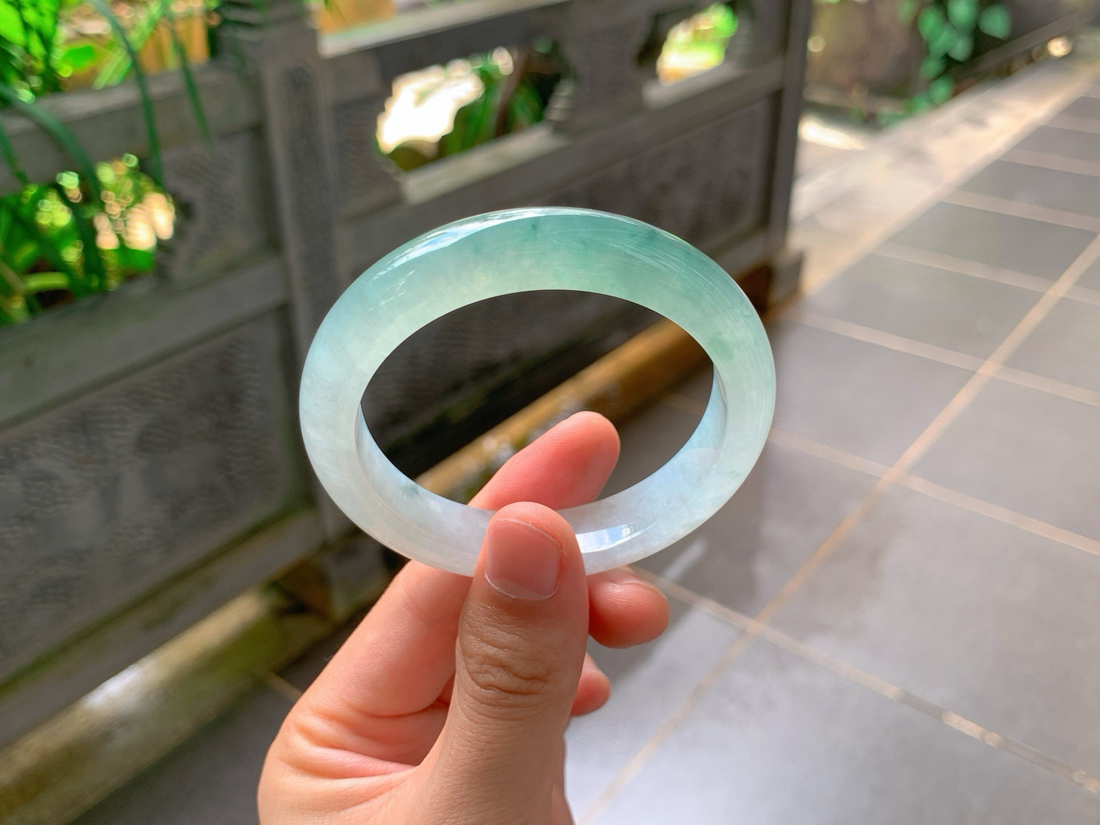 ｜56圈口
半山半水飘绿花平安镯
冰透水灵，清润底色晕染灵动绿花，清新脱俗