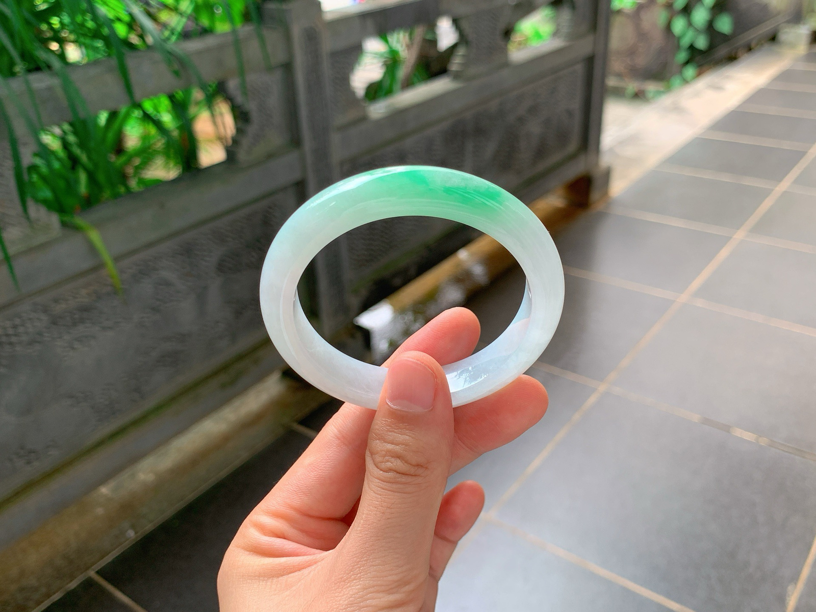 ｜55圈口
白底青平安镯
干净柔和的白底，一抹阳绿清新鲜亮，色泽舒服不艳俗